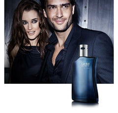 Yanbal OHM Black in a night-out setting conveys bold confidence for evenings
