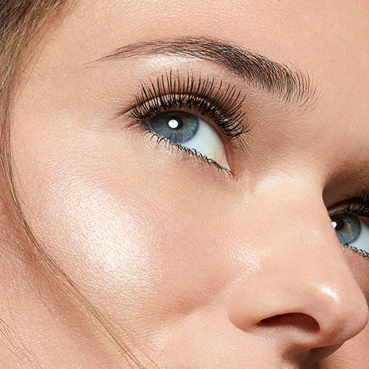 Yanbal UniqueCil Extra XL mascara close-up shows waterproof formula delivering length for all-day wear.