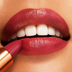 YENSA color-rich lip swatch shows bold pigment payoff.