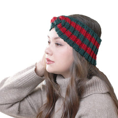 Yili Maizi handcrafted cable knit close-up shows sturdy stretch and gentle fit.