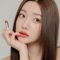Long-wear test scene shows durable color on lips