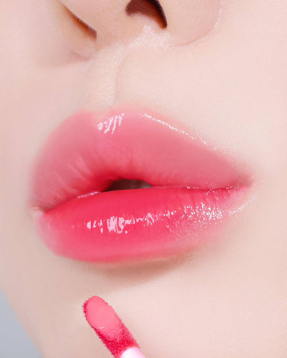 Slanted applicator of YNM Heart Jelling Tint contours lips for smooth, even coverage.