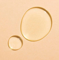 Yves Rocher Monoï de Tahiti dry oil texture close-up indicating non-greasy absorption.