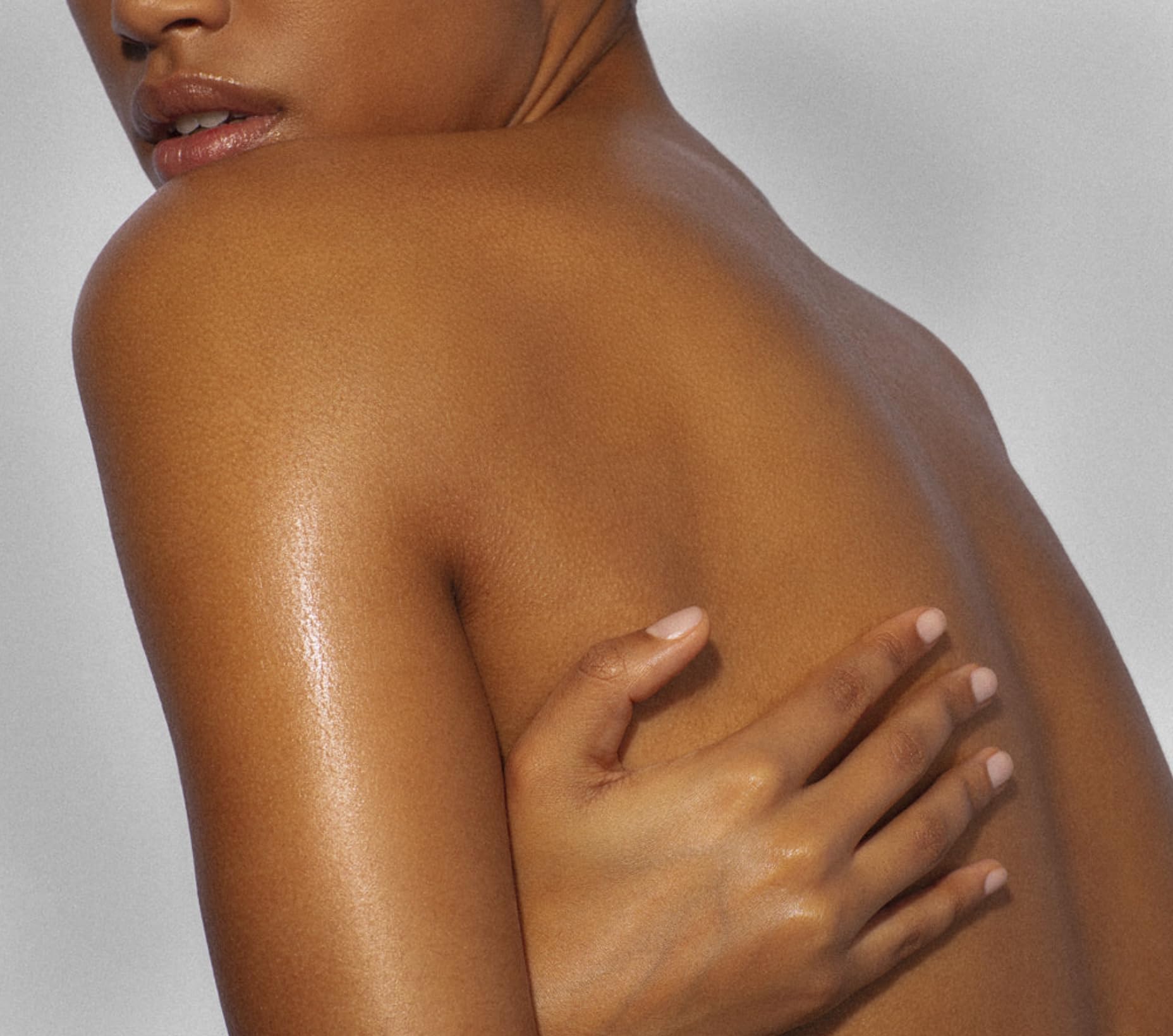 Yves Rocher Monoï de Tahiti oil shimmering pearls add a subtle glow
