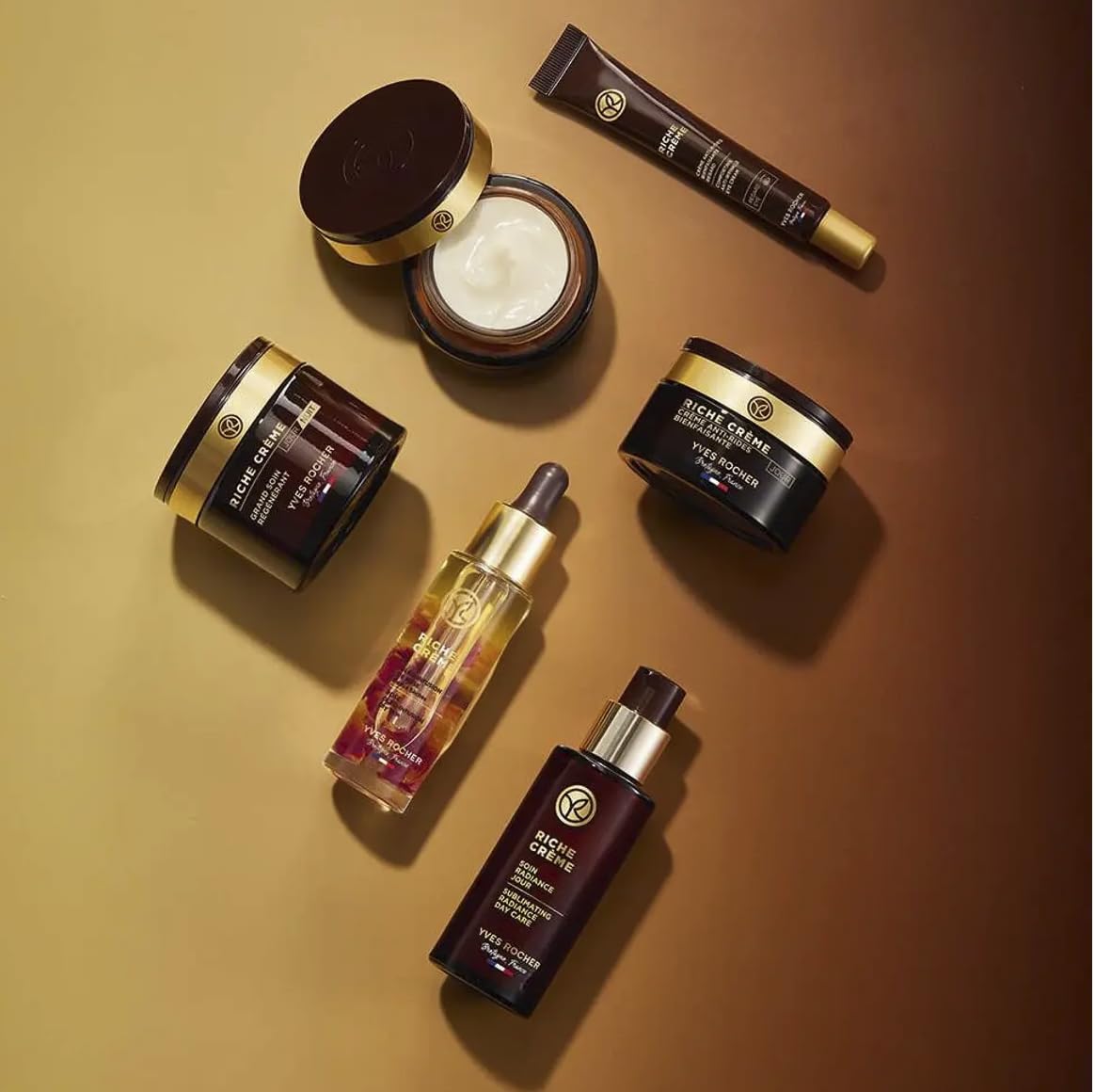 Packaging box of Yves Rocher Riche Creme on display.