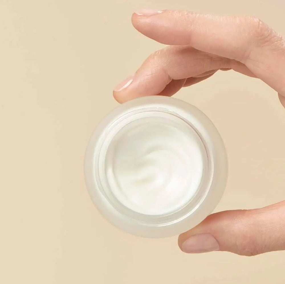 Yves Rocher Riche Crème application routine image for daily nourishment.