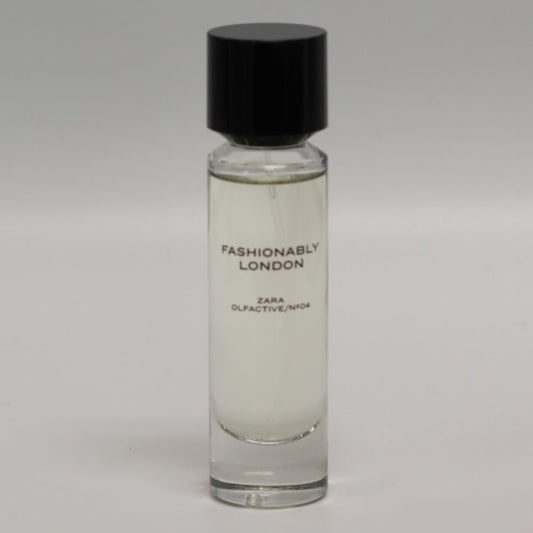 Zara Olfactive Nº04 Fashionably London bottle pour showing mist and citrus-rose notes