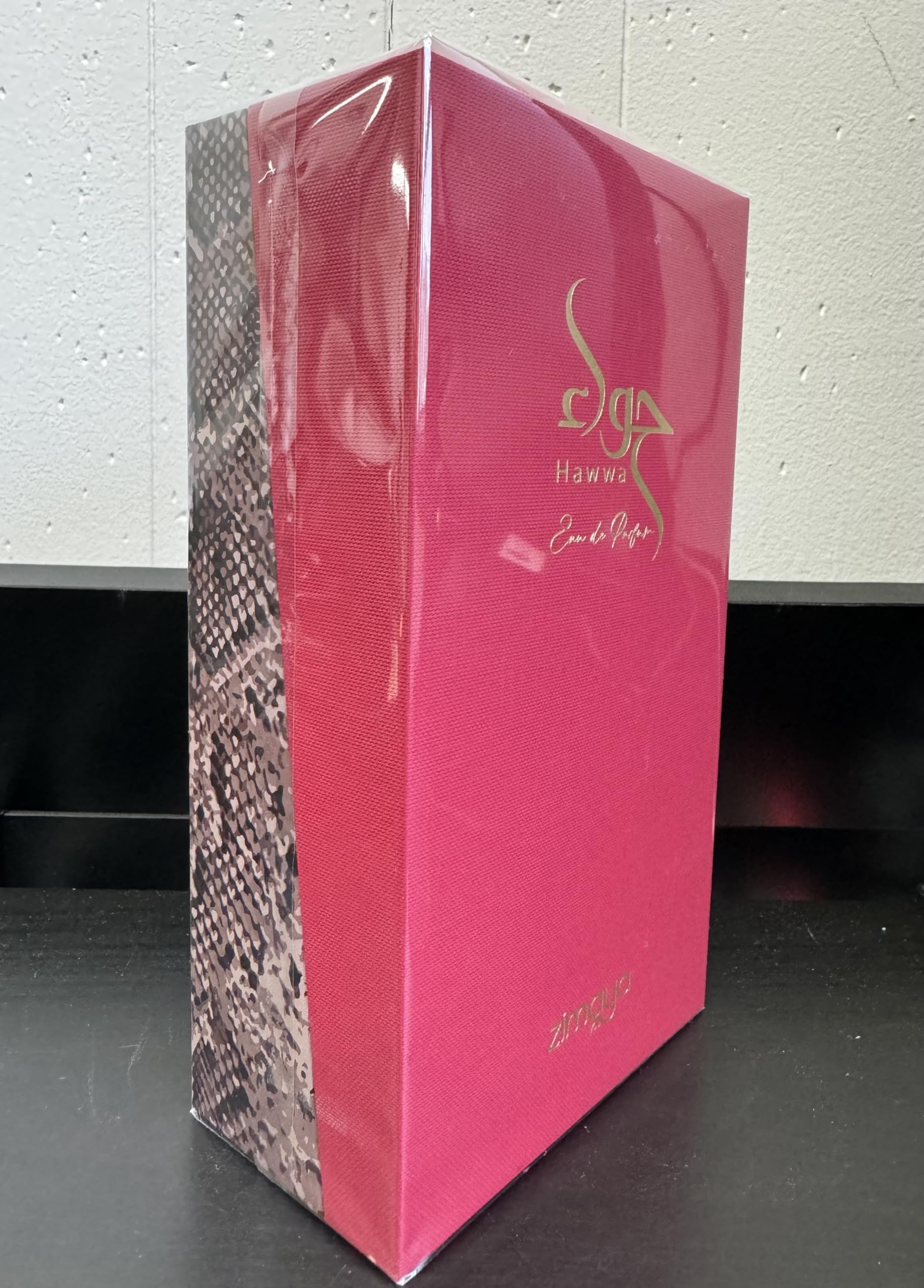 Zimaya Hawwa Red liquid closeup captures a warm amber glow.