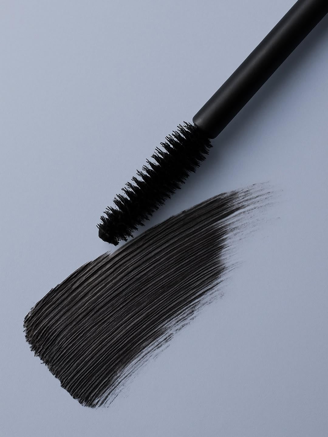 Zuzu Luxe Luxe Mascara Onyx brush demonstrates lengthening, clump-free design for defined lashes.
