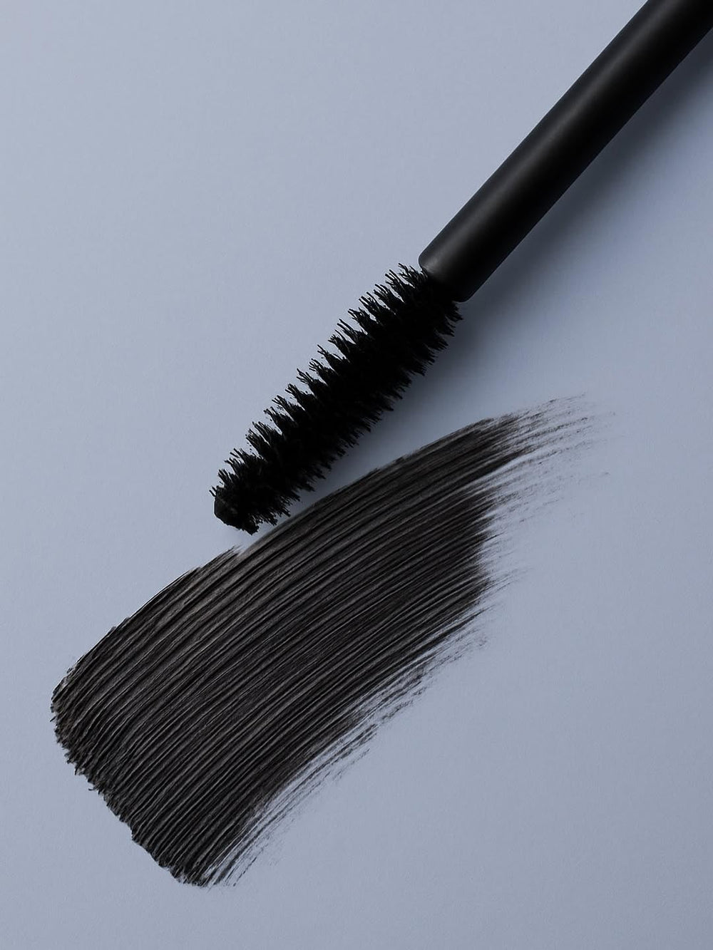 Zuzu Luxe Luxe Mascara Onyx brush demonstrates lengthening, clump-free design for defined lashes.